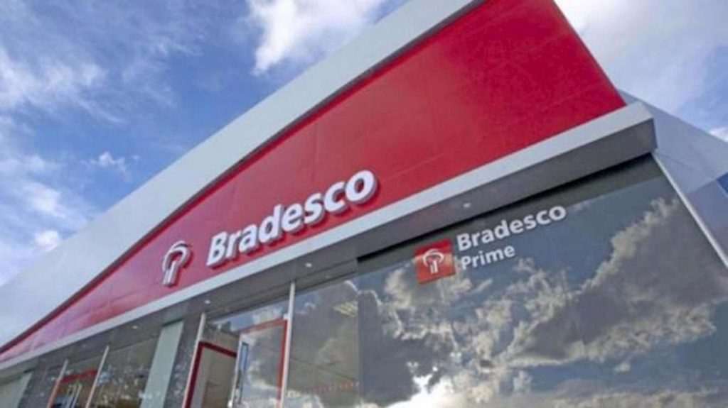 De olho no agro, Bradesco compra 50% do John Deere