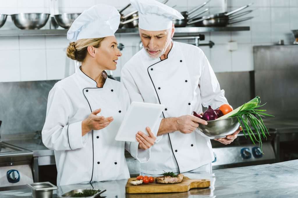 Chefs no comando de panelas digitais