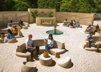 Corona cria primeiro bar de praia do Brasil feito com ingredientes 100% naturais