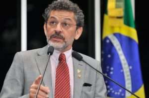 Correios perderá espaço para outras empresas se não for privatizado, diz ministro