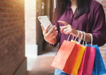 Quase 90% dos brasileiros pretendem gastar mais na Black Friday deste ano