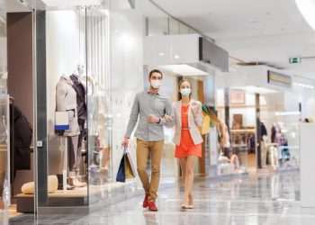 Consumidor brasileiro está retornando às lojas físicas, mas está desconfiado com a economia