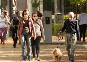 São Paulo anuncia a flexibilização do uso de máscaras ao ar livre a partir de 11 de dezembro