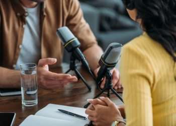 Redes de podcast aumentam a força dos produtores independentes