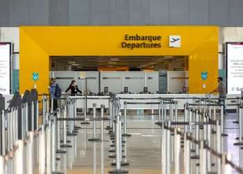 Covid-19 derrubou transporte aéreo de passageiros pela metade em 2020