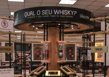 Diageo, dona da Johnnie Walker, aposta no modelo store in store no Brasil