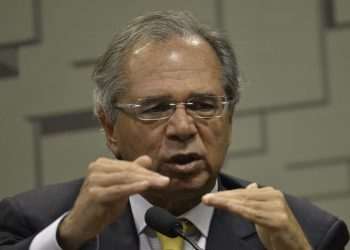 Petrobras não satisfaz ninguém e 'a bomba fica no colo do governo', diz Guedes