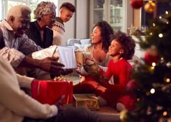 Mais de 30% dos brasileiros pretende celebrar Natal em grupos de até 10 pessoas