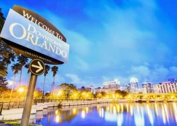 De olho nas férias escolares, Azul retoma suas operações para Orlando