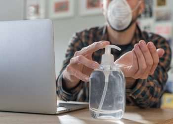 Variante Ômicron da covid-19 e influenza frustram planos de volta ao escritório