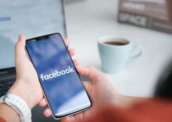 França multa Google e Facebook por gestão de dados de usuários