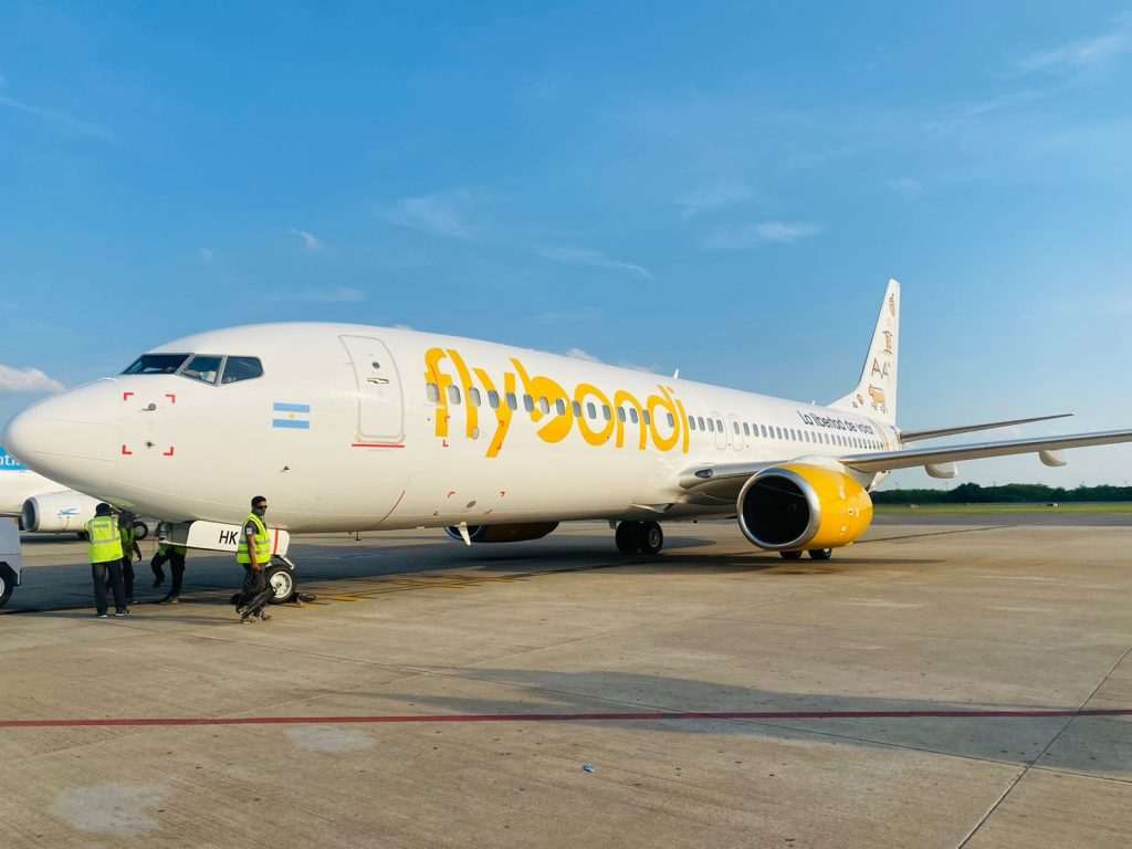 Companhia aérea low cost argentina Flybondi retoma rotas para o Brasil