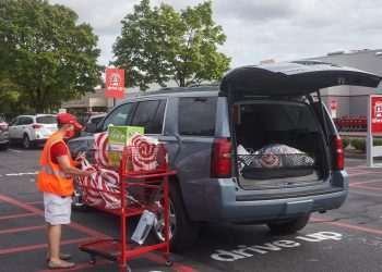Cliente da Target poderá retirar café da Starbucks e fazer devoluções sem sair do carro
