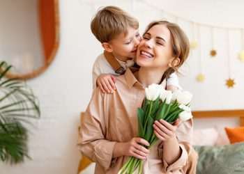 Dia das Mães deve impulsionar vendas no varejo de roupas, flores e cosméticos