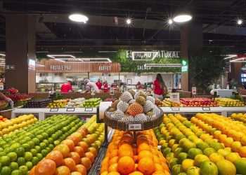 Campanha da rede Hortifruti une selo de desconto a doação de alimentos