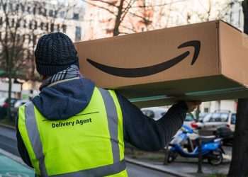Trabalhadores da Amazon em NY rejeitam sindicato em reversão após vitória
