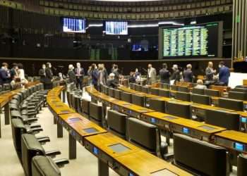 Câmara aprova texto-base da PEC Kamikaze em primeiro turno