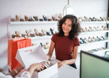 Brasileiros estão comprando mais em 2022 e cartão de crédito é o meio mais usado