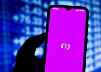 A forte queda das ações do Nubank - 65% só neste ano - não abalou os planos de David Vélez, fundador do banco digital. "Nossa tese não mudou", disse a jornalistas brasileiros no Fórum