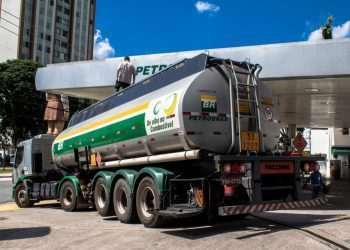 Empresas ampliam importação de diesel por medo de escassez