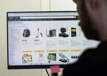 Amazon entra com ação contra grupos que fazem avaliações falsas de produtos