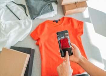 1 - ARTIGO Título: Digital Brick Stores 3 – A experiência do consumidor em xeque Autor: Luiz Guilherme Baldacci, Friedman Destaque: "A experiência vivenciada em todos os canais de contato com o cliente tem que ser uniforme em sua alta qualidade e poder de engajamento." 2 - OPINIÃO DE MERCADO Título: O mercado que cresce mais que o varejo tradicional Autor: Mauricio Queiroz, Grupo MQ Destaque: "Não faltam exemplos de grandes marcas que já perceberam o movimento e estão se adaptando ao mercado de revenda e segunda mão."