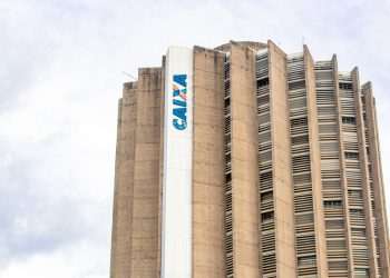 Caixa entra com ação contra Pedro Guimarães para reaver R$ 45 mil em celulares funcionais