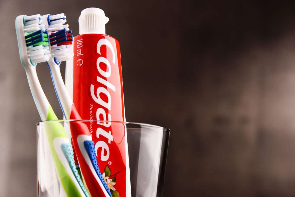 Colgate investe em marketplace para venda direta a dentistas 