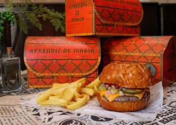 Hamburgueria Vassoura Quebrada inaugura espaço com parque temático