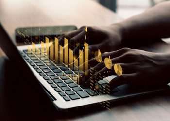 Pessoa física investe 2,8% a mais no semestre e supera R$ 4,6 trilhões