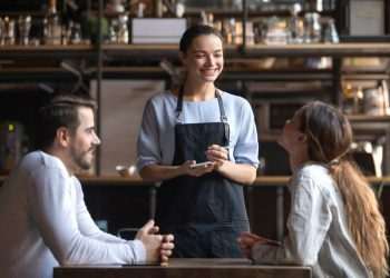 Taxa de rotatividade chega a 77,6% no setor de bares e restaurantes em 2023