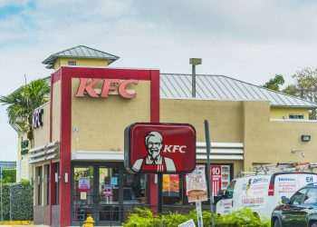 EUA: redes de fast food se unem para derrubar lei da Califórnia sobre novo mínimo