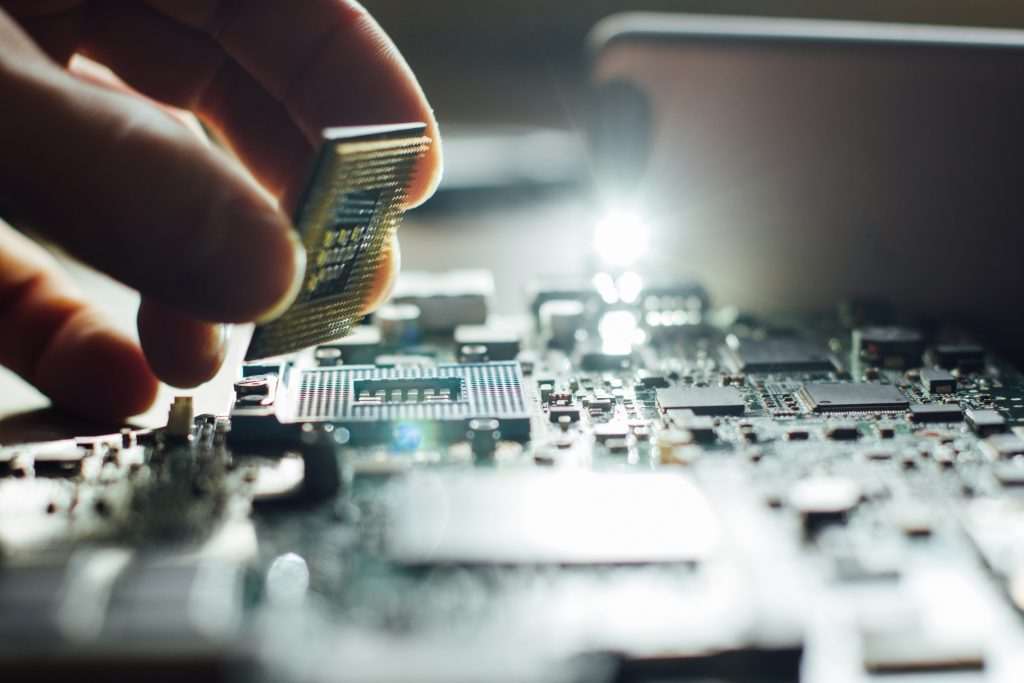 Falta de chips persiste no Brasil, mas fica menos grave