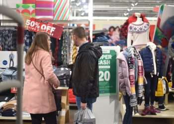 EUA: consumidores ainda gastam apesar das preocupações com a inflação e as taxas de juros