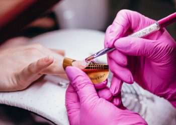 Ikesaki oferece cursos de manicure e pedicure dentro de loja em São Paulo