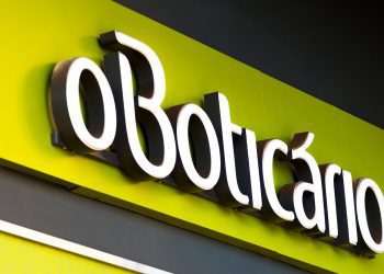 Boticário espalha totens com protetor solar em capitais brasileiras e incentiva uso diário e reaplicação do produto