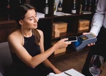 Adoção do Tap to Phone da Visa cresce 46% ao mês no Brasil em 2022