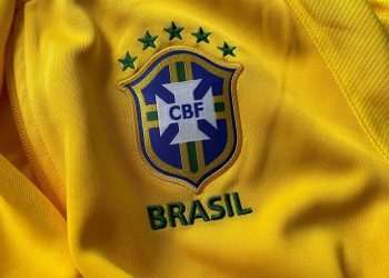 Copa do Mundo faz aumentar interesse por camisas do Brasil e de clubes internacionais