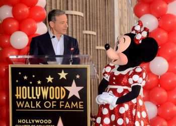 Walt Disney demite CEO e reconduz Robert Iger à chefia da empresa