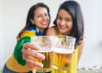Vendas em bares crescem até 67% em dias de jogos do Brasil