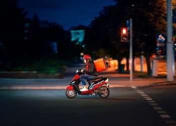 Nova aposta de empresas, "delivery para notívago" vai de chinelos a joias