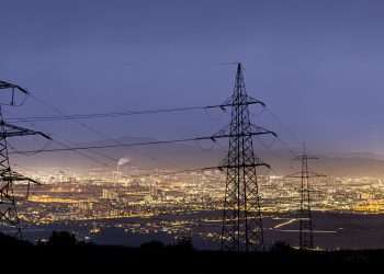 Abertura do mercado livre de energia para PMEs possibilita redução de custos com eletricidade em até 30%