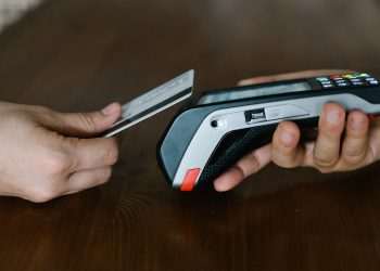 Clonagem do cartão, bloqueio por aproximação e mudanças no valor de pagamento são golpes tradicionais para o carnaval