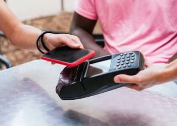 Carteira digital da Samsung chega ao Brasil para integrar serviços de pagamento