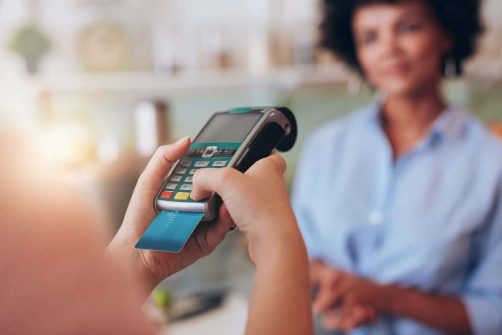 Cartão de débito deverá pagar comércio de forma instantânea a partir de 2024