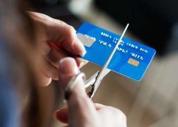 País, que tem ficado mais rígido na concessão de novos créditos e levado os brasileiros a recorrer às chamadas linhas emergenciais, como cheque especial e rotativo do cartão de crédito - que têm os juros