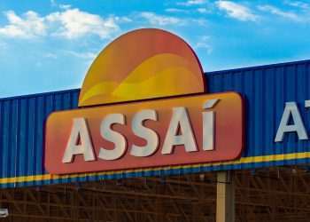 Assaí amplia serviço de carregamento gratuito para carros elétricos