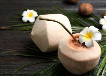 Água de coco na fruta descascada tenta seduzir consumidor