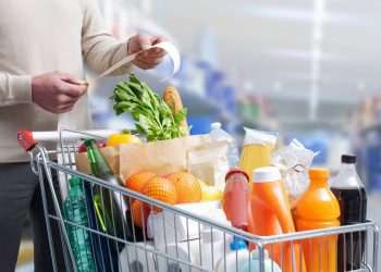 Brasileiro utiliza até 8 canais para economizar nas compras do mês