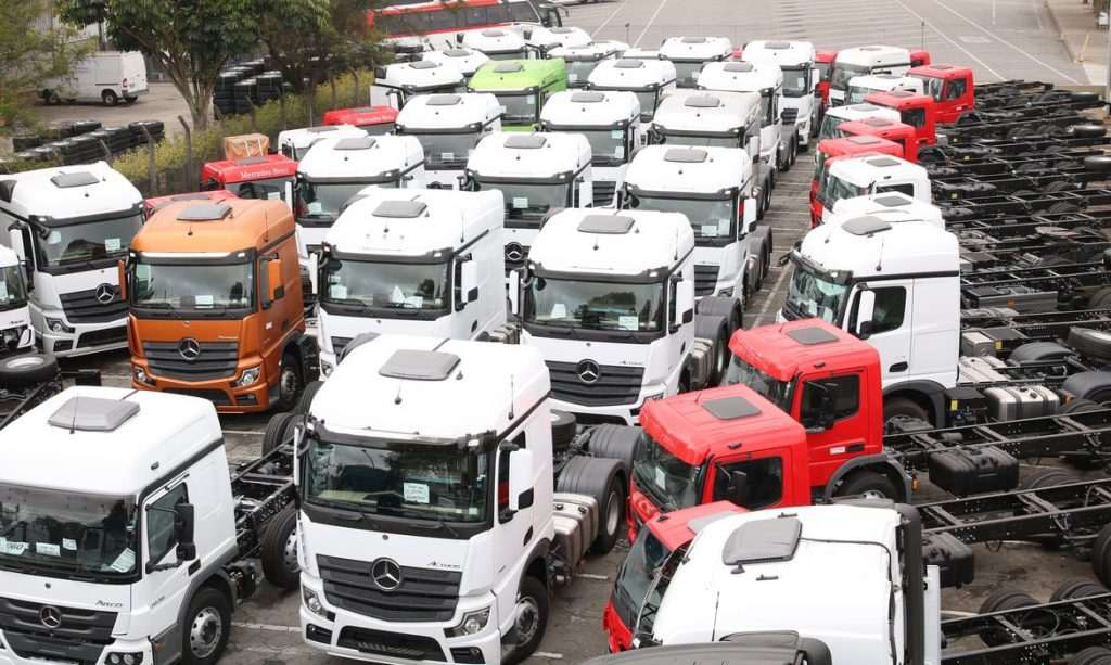 Mercedes-Benz vai produzir caminhões em turno único no ABC por até três meses